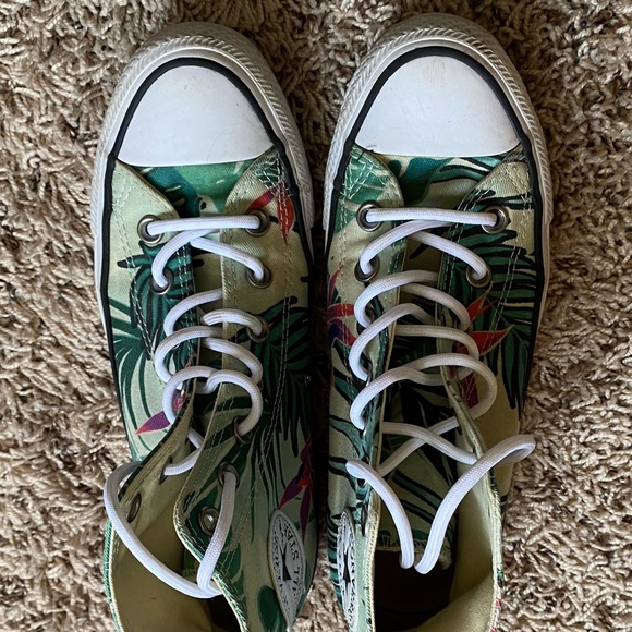 Women’s Chuck Taylor Converse with green leaf design. Size 7 - Picture 2 of 3